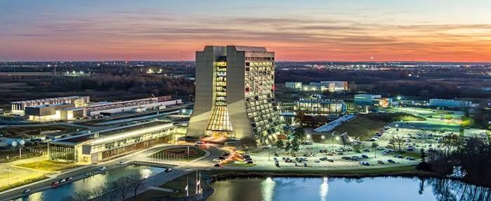 Fermilab yerleşkesi ve Wilson Hall